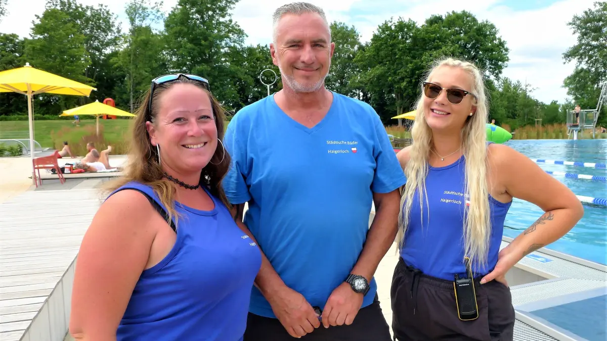 Viel Arbeit aber auch viel Freude beschert dieser Badesommer dem Trio des Haigerlocher Sport- und Freizeitzentrums. Von links: Angelika Raddatz, Adam Kansy und Julia Hühnerfuss,