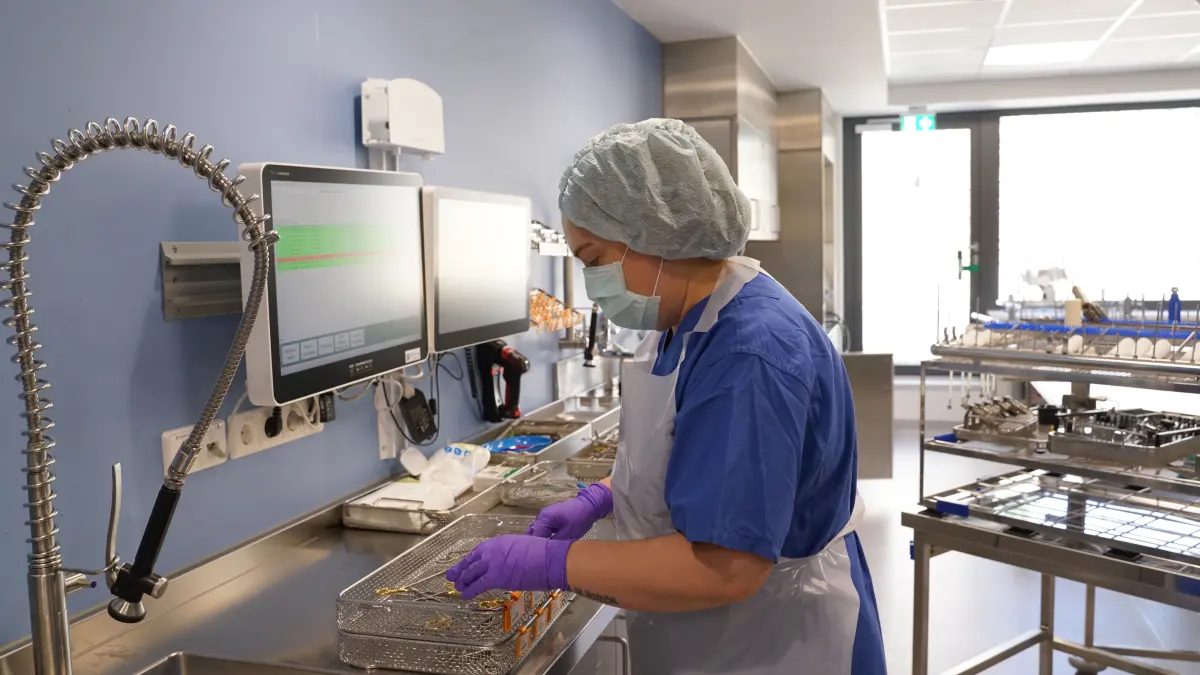 Arbeit in der „Steri“ in der Weißenhorner Suavia Stiftungsklinik: Präzision und Hygiene sind hier wichtiger als Schnelligkeit.