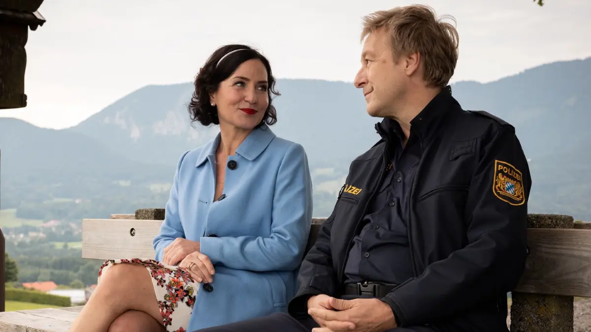 Miriam Stockl (Marisa Burger, l.) und Michi Mohr (Max Müller, r.) tauschen sich aus.