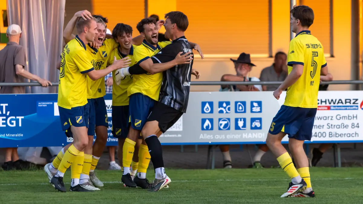 Jubel über den 3:2-Siegtreffer. Der SSV Ehingen-Süd hat die Landesligapartie nach einem 0:2-Rückstand noch gewonnen.