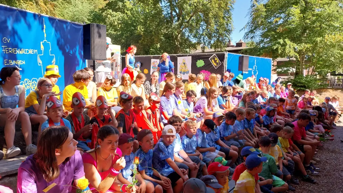Zum Abschluss der Aufführung präsentierten sich alle Kinder dem Publikum vor der Bühne. Das Elternfest des evangelischen Ferienwaldheims in Ebingen stand unter dem Motto "Superhelden".