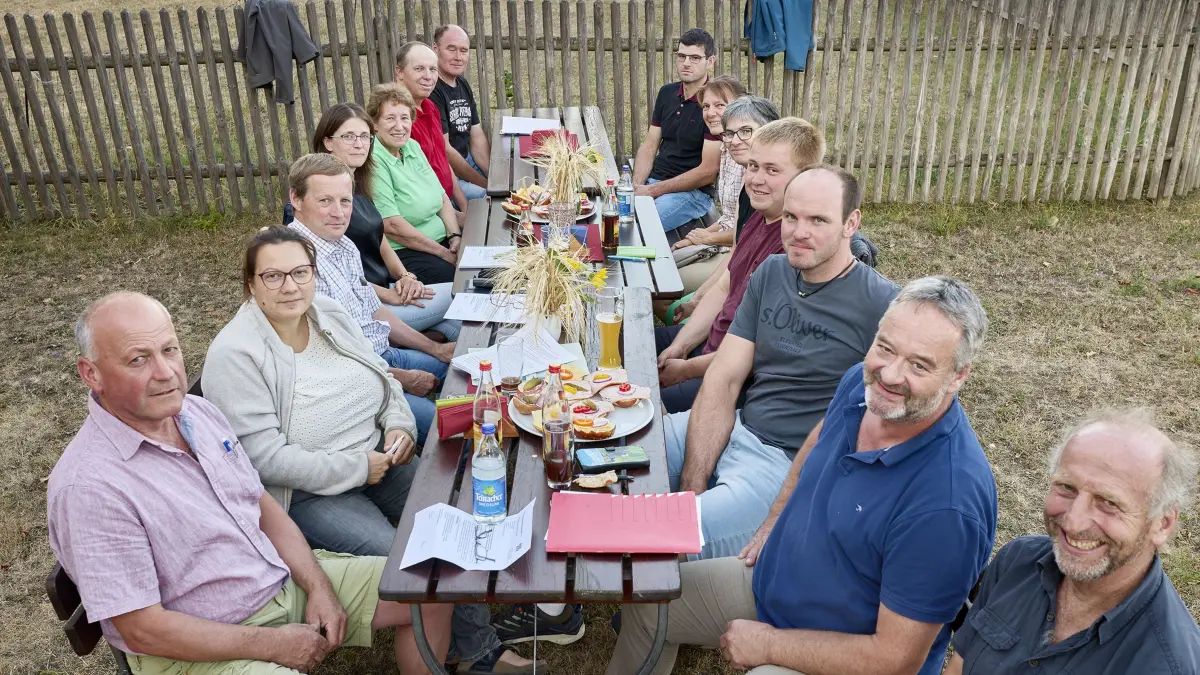 Beim diesjährigen Ernte-Pressegespräch im Kreis Göppingen informierten der Kreisbauernverband und Landwirte über die aktuelle Lage der regionalen Landwirtschaft.
Das Ernte-Pressegespräch fand dieses Jahr bei dem Landwirt Heiner Rothfuß auf dessen Hofgurt Reußenstein statt. Die Hitze und Trockenheit sowie wirtschaftliche Herausforderungen in der Landwirtschaft standen unter anderem auf der Tagesordnung.