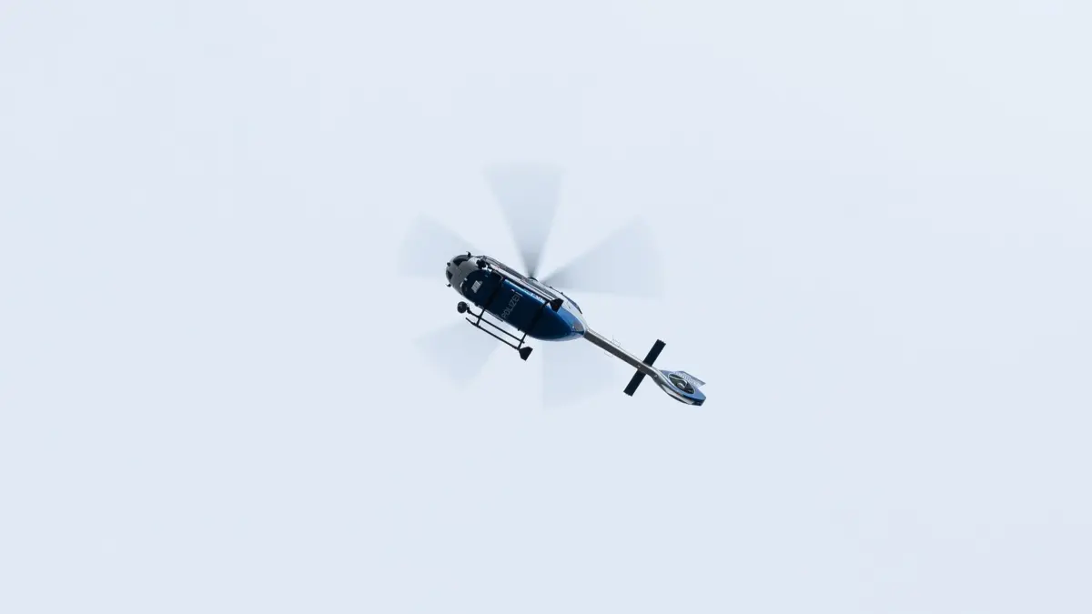 Polizeihubschrauber: ARCHIV - 14.01.2023, Baden-Württemberg, Freiburg im Breisgau: Ein Polizeihubschrauber im Einsatz. (zu dpa: «Polizei sucht Mann mit Hubschrauber») Foto: Silas Stein/dpa +++ dpa-Bildfunk +++