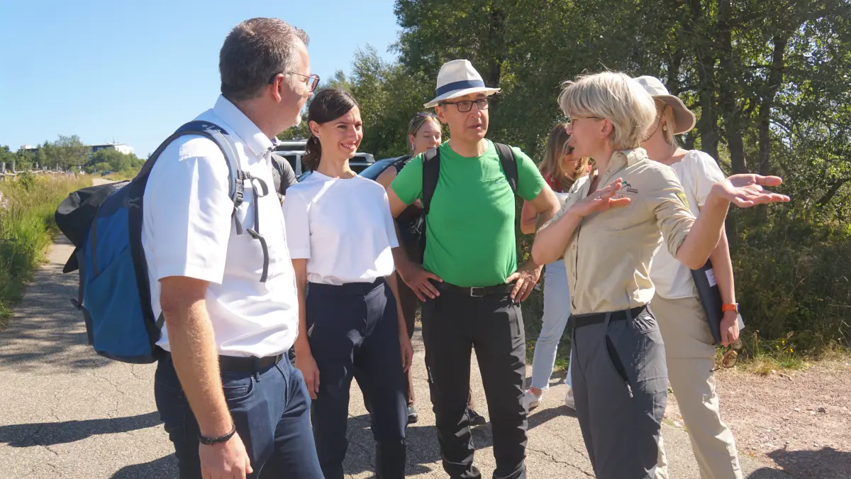 Nationalparkleiterin Britta Böhr (rechts) im Gespräch mit Cem Özdemir (Zweiter von rechts) und dessen Ehefrau Flavia Zaka. Links Landrat Andreas Junt.