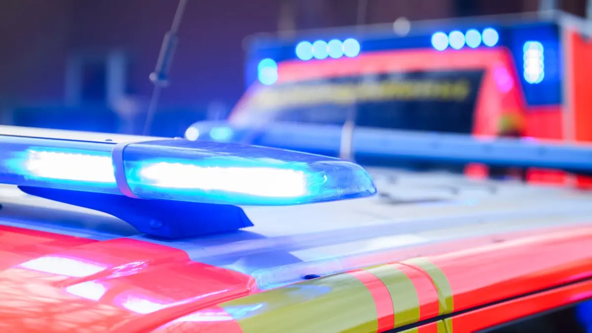 Notarzt und Rettungswagen: PRODUKTION - 03.02.2025, Niedersachsen, Hannover: Blaulichter leuchten an einer Einsatzstelle auf einem Notarzt Fahrzeug und einem Rettungswagen. (zu dpa: «Auto kollidiert mit Laster - Großeinsatz der Rettungskräfte») Foto: Julian Stratenschulte/dpa +++ dpa-Bildfunk +++