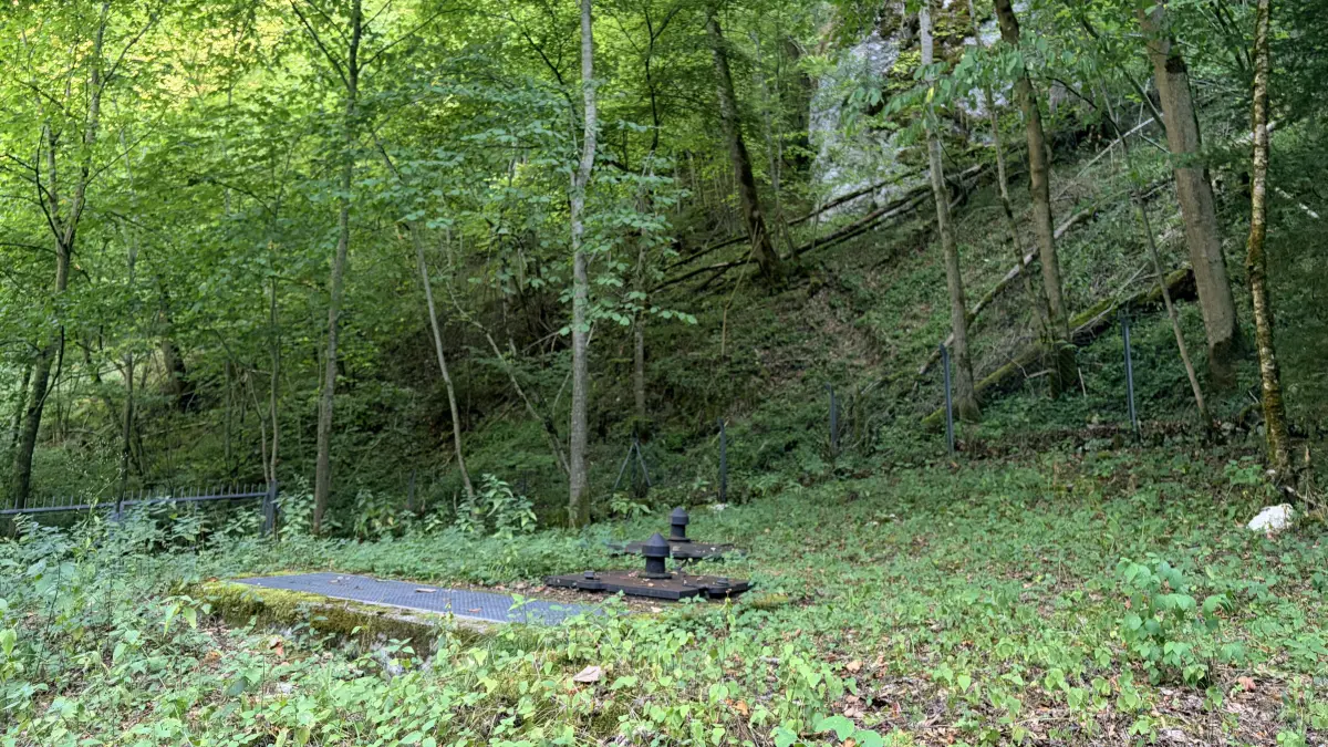 Der Tiefbrunnen im Wolfstal fördert auch in diesen trockenen Tagen reichlich Trinkwasser. An der Oberfläche bleibt das weitgehend unsichtbar: Nur zwei Metalldeckel und ein Gitter künden vom kühlen Nass im Untergrund.