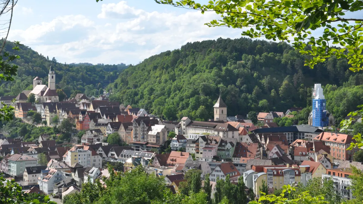 Drei Kirchtürme prägen das Bild des historischen Stadtkerns von Horb: Links oben der Stiftskirchenturm, in der Mitte der Turm der Liebfrauenkirche und rechts der zur Zeit mit Planen verhängte Turm der Johanneskirche, der an eine Aktion des Verhüllungskünstlers Christo erinnert.