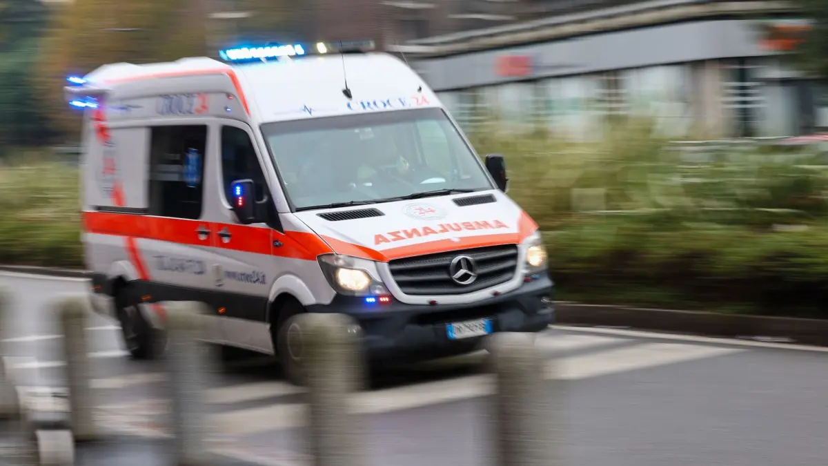 Krankenwagen: ARCHIV - 26.11.2024, Italien, Mailand: Ein Rettungswagen fährt mit Blaulicht durch die Stadt. (zu dpa: «Deutscher Wanderer in Südtirol tödlich verunglückt») Foto: Jan Woitas/dpa +++ dpa-Bildfunk +++