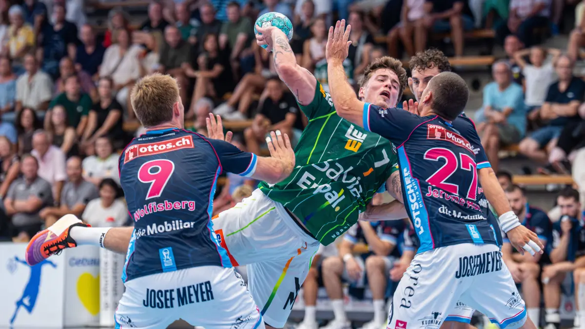 Frisch Auf Goeppingen vs. HC Kriens-Luzern, Handball, Players Night, Herren, Spielzeit 2026/2027, 15.08.2026: Victor Kloeve Frisch Auf Goeppingen, 07 liegt quer in der Luft und wird von Jerome Mueller HC Kriens-Luzern, 27 und Valentin Wolfisberg HC Kriens-Luzern, 09 bedraengt, Frisch Auf Goeppingen vs. HC Kriens-Luzern, Handball, Players Night, Herren, Spielzeit 2026/2027, 15.08.2026, Frisch Auf Goeppingen vs. HC Kriens-Luzern, Handball, Players Night, Herren, Spielzeit 2026/2027, 15.08.2026 Goeppingen *** Victor Kloeve of Frisch Auf Göppingen, No. 07 is hanging in the air and is being pressured by Jerome Mueller HC Kriens Lucerne, No. 27 and Valentin Wolfisberg HC Kriens Lucerne, No. 09, Frisch Auf Goeppingen vs. HC Kriens Lucerne, Handball, Players Night, Mens, 20262027 season, August 15, 2026, Frisch Auf Goeppingen vs. HC Kriens Lucerne, Handball, Players Night, Mens, 20262027 season, August 15, 2026, Goeppingen Copyright: xEibner-Pressefoto/MichaelxSchmidx EP_MST