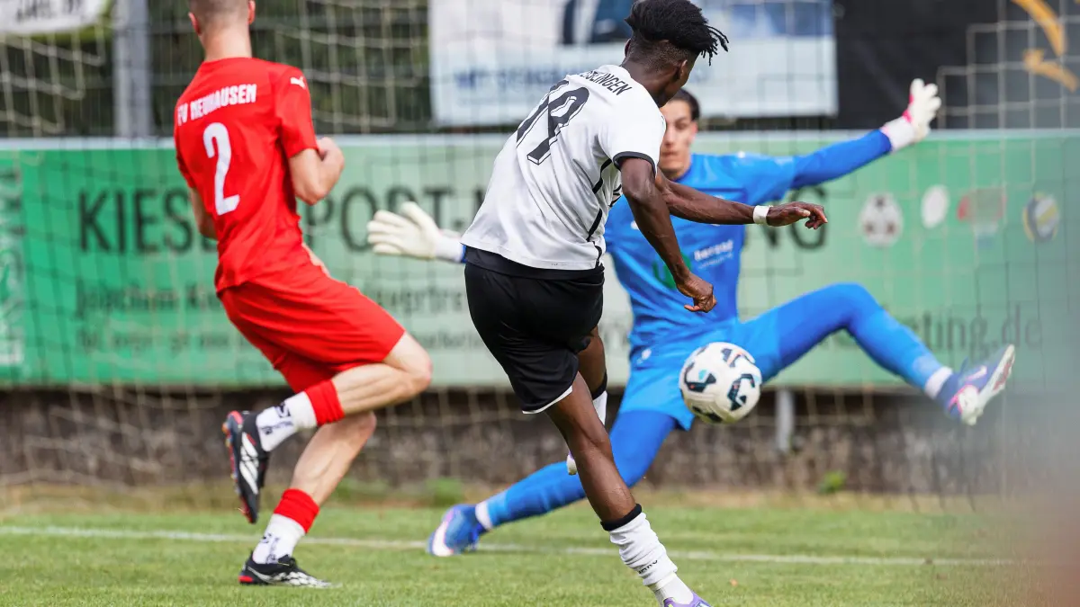 Fussball Landesliga: Fussball Landesliga; SC Geislingen - FV Neuhausen;
Oladimeji Douye Adedapo (SC Geislingen, #19) erzielt das 3:0;
15.08.2026; Stadion Eybacher Tal; Geislingen.
Foto: Thomas Madel