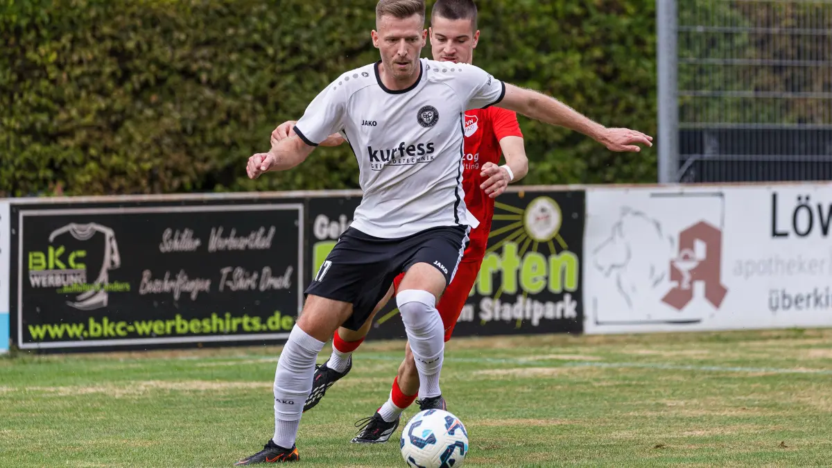 Fussball Landesliga: Fussball Landesliga; SC Geislingen - FV Neuhausen;
Yannick Ruther (SC Geislingen, #17) Luka Cagalj (FV Neuhausen, #2);
15.08.2026; Stadion Eybacher Tal; Geislingen.
Foto: Thomas Madel