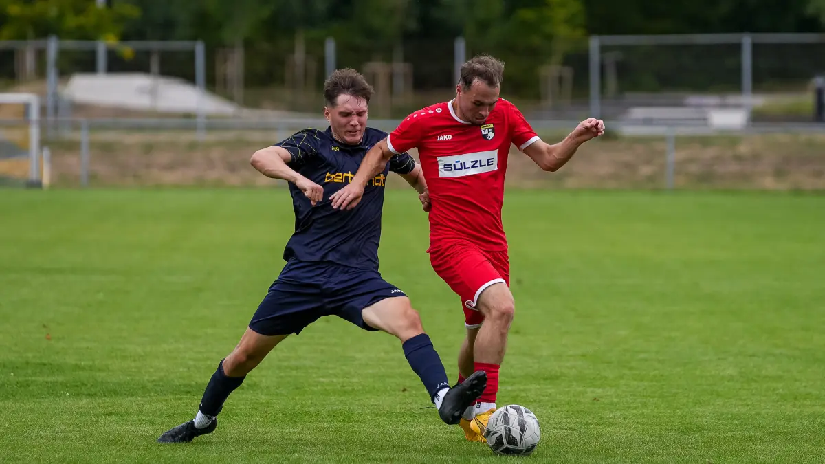 TSV Ehningen vs. TSG Balingen Fußball II, Fussball, Verbandsliga, 1.Spieltag, 2026/2027, 15.08.2026: Manuel Nothacker (TSV Ehningen,#21) im Duell mit Silas Bader (TSG Balingen Fußball II,#13) ,
TSV Ehningen vs. TSG Balingen Fußball II, Fussball, Verbandsliga, 1.Spieltag, 2026/2027, 15.08.2026,
Foto: Eibner-Pressefoto/Daniele La Rocca