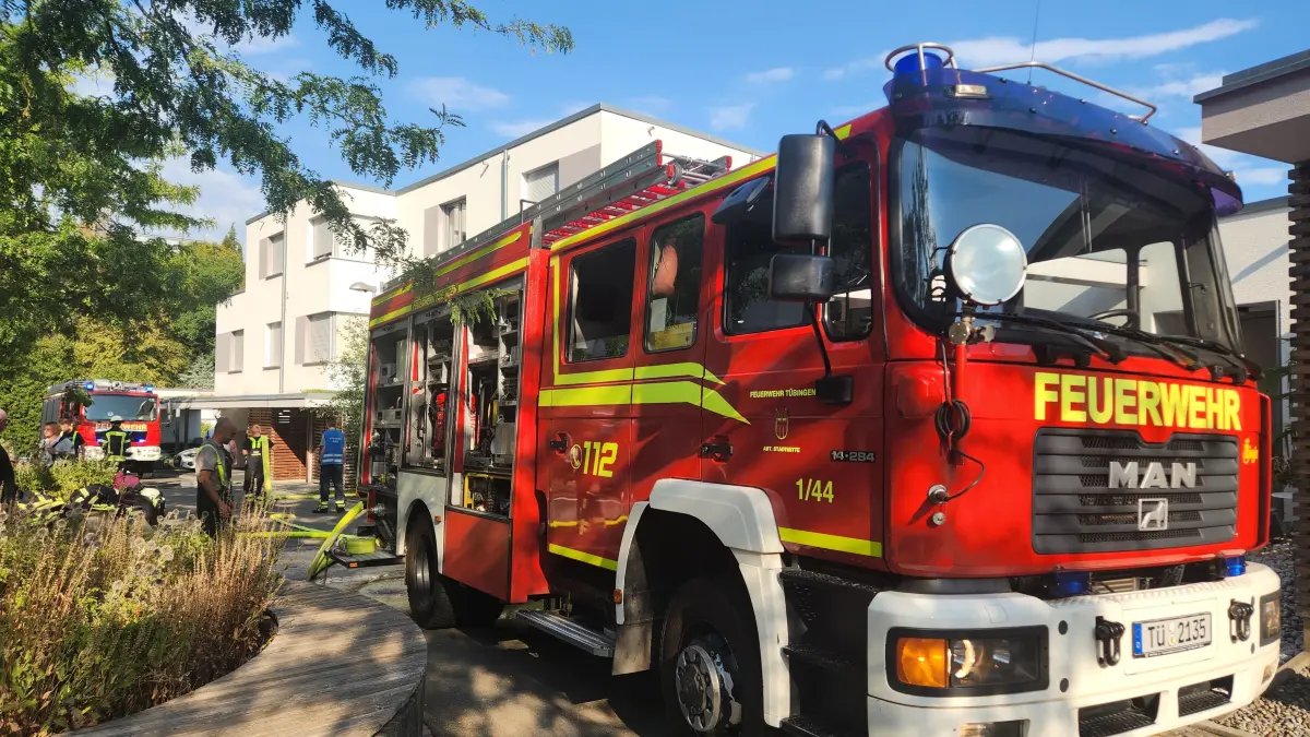 Drei Löschfahrzeuge fuhren von unten über die Hundskapfklinge zur Brandstelle. Zwei weitere Fahrzeuge löschten den Brand von oben über die Schwabstraße.