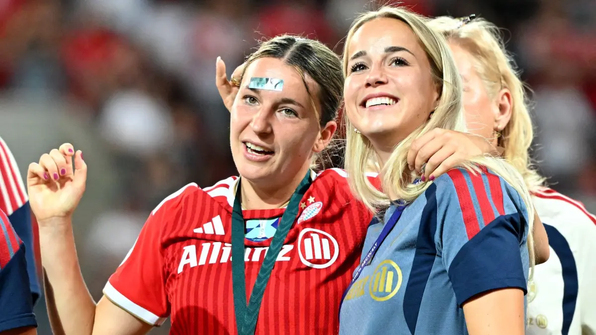 DFB-Supercup - Bayern München - VfL Wolfsburg: 15.08.2026, Bayern, Ingolstadt: Fußball, Frauen: DFB-Supercup, Bayern München - VfL Wolfsburg, Audi Sportpark. Barbara Dunst (l) und die verletzte Giulia Gwinn vom FC Bayern München jubeln nach Spielende über den Sieg ihres Teams. Foto: Peter Kneffel/dpa - WICHTIGER HINWEIS: Gemäß den Vorgaben der Bundesliga bzw. des DFB Deutscher Fußball-Bund ist es untersagt, in dem Stadion und/oder vom Spiel angefertigte Fotoaufnahmen in Form von Sequenzbildern und/oder videoähnlichen Fotostrecken zu verwerten bzw. verwerten zu lassen. +++ dpa-Bildfunk +++