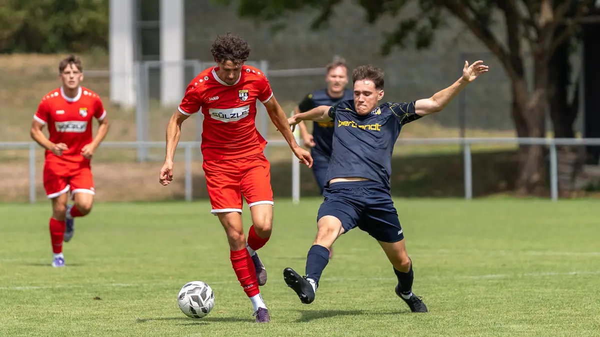 TSV Ehningen vs. TSG Balingen Fußball II, Fussball, Verbandsliga, 1.Spieltag, 2026/2027, 15.08.2026: Manuel Nothacker (TSV Ehningen,#21) im Duell mit Noel Feher (TSG Balingen Fußball II,#17) ,
TSV Ehningen vs. TSG Balingen Fußball II, Fussball, Verbandsliga, 1.Spieltag, 2026/2027, 15.08.2026,
Foto: Eibner-Pressefoto/Daniele La Rocca