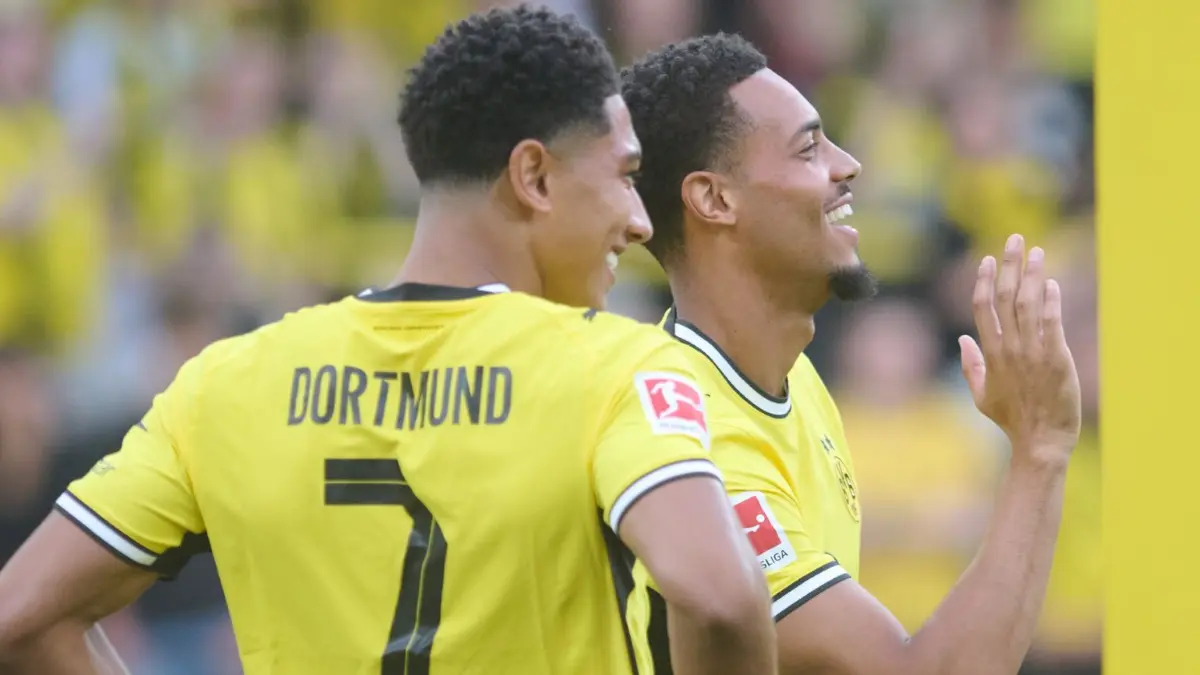 Fußball: Testspiele; Borussia Dortmund - AS Rom: 15.08.2026, Nordrhein-Westfalen, Dortmund: Fußball: Testspiele; Borussia Dortmund - AS Rom, Saisoneröffnung Borussia Dortmund. Jobe Bellingham (Borussia Dortmund) und Felix Nmecha (Borussia Dortmund) scherzen bei der Teampräsentation. Foto: Bernd Thissen/dpa +++ dpa-Bildfunk +++