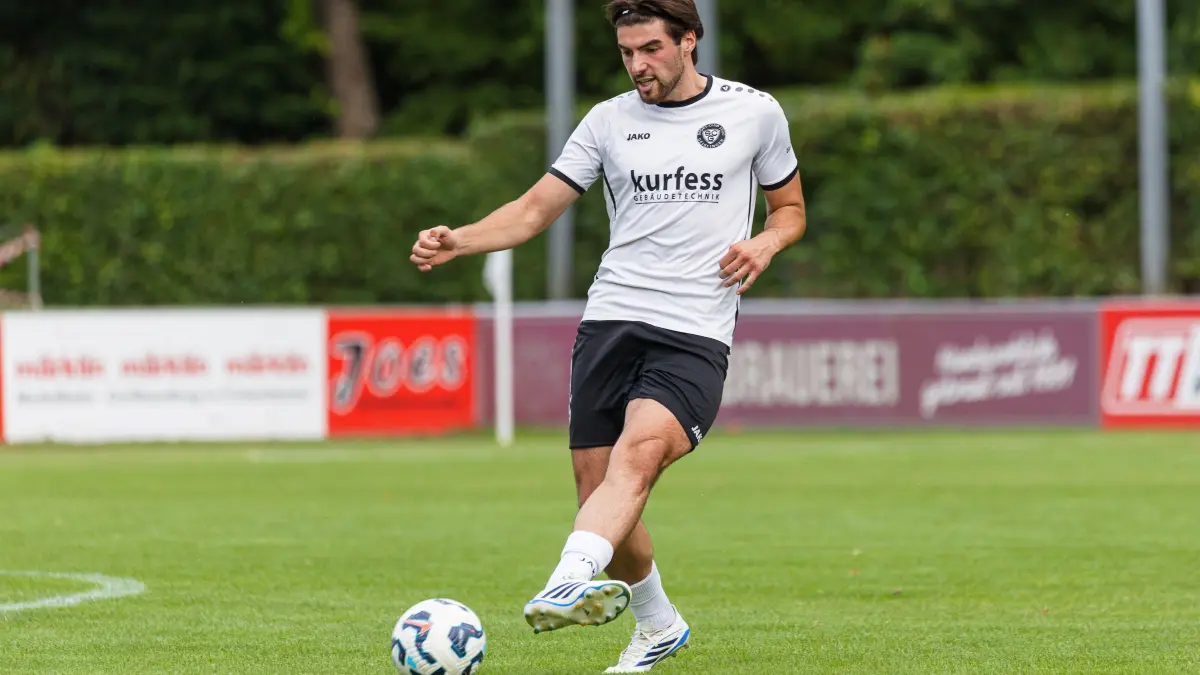 Fussball Landesliga: Fussball Landesliga; SC Geislingen - FV Neuhausen;
Malik Eyüpoglu (SC Geislingen, #6);
15.08.2026; Stadion Eybacher Tal; Geislingen.
Foto: Thomas Madel