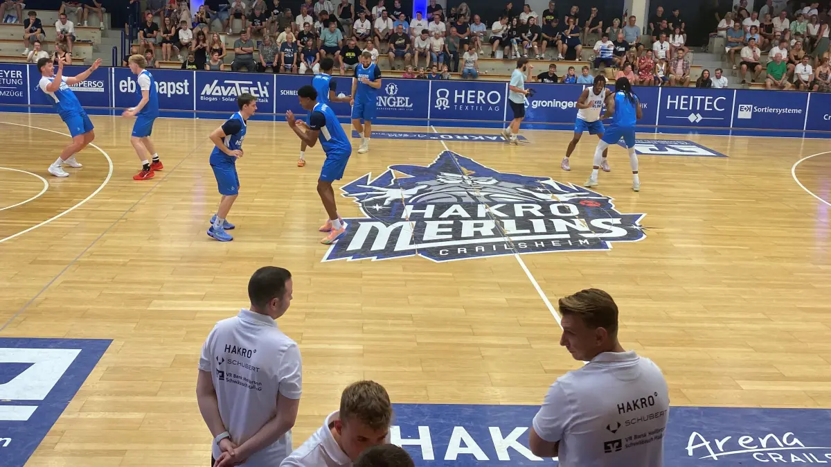 Die Merlins-Fans bekamen bei der Saisoneröffnung auch eine kurze Trainingseinheit zu sehen, die der neue Trainer Florian Flabb (vorne rechts) sich mit seinem Team überlegt hatte.