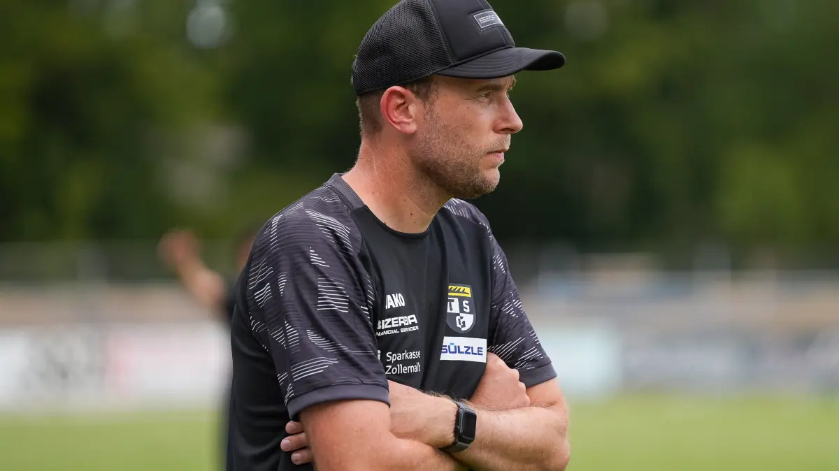 TSV Ehningen vs. TSG Balingen Fußball II, Fussball, Verbandsliga, 1.Spieltag, 2026/2027, 15.08.2026: Philipp Wolf (TSG Balingen Fußball II,Trainer) ,
TSV Ehningen vs. TSG Balingen Fußball II, Fussball, Verbandsliga, 1.Spieltag, 2026/2027, 15.08.2026,
Foto: Eibner-Pressefoto/Daniele La Rocca