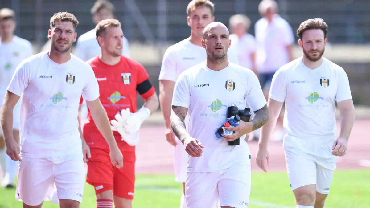 Nicht nur VfR-Spielertrainer Domenico Mosca (Mitte) war nach dem 2:2 gegen Mitaufsteiger Dettingen/Glems enttäuscht. Kein Wunder, denn die Sulzer führten bereits mit 2:0.