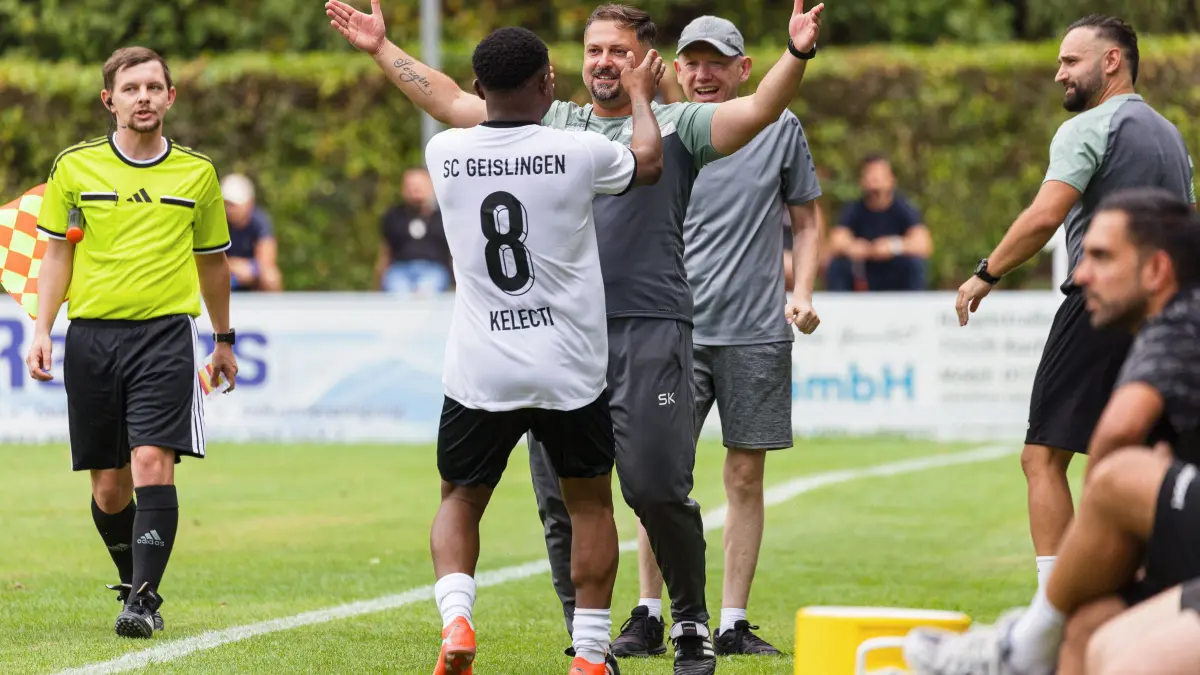 Fussball Landesliga: Fussball Landesliga; SC Geislingen - FV Neuhausen;
NKem Keletci (Geislingen, #8) und Trainer Sezgin Karabiyik (SC Geislingen);
15.08.2026; Stadion Eybacher Tal; Geislingen.
Foto: Thomas Madel
