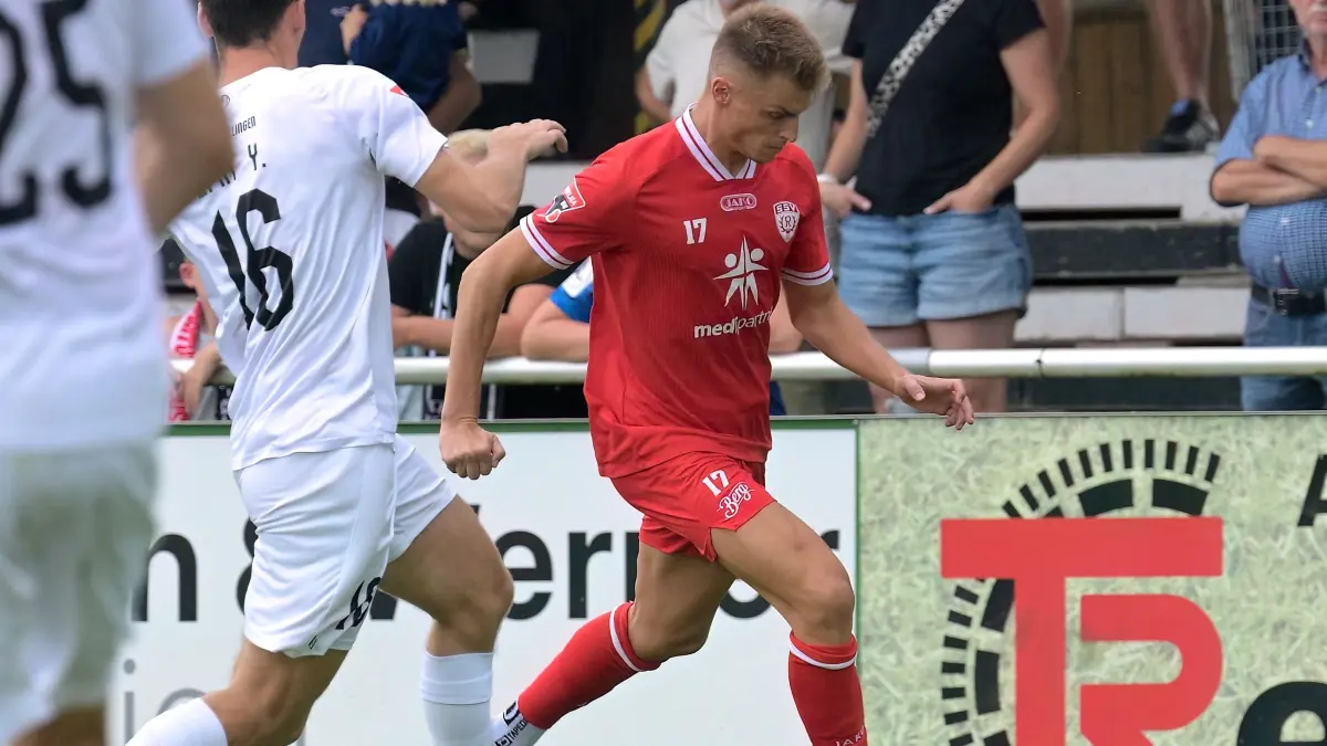 Fussball OL | FC 08 Villingen vs. SSV Reutlingen: Fussball OL | FC 08 Villingen (weiss) vs. SSV Reutlingen (rot) // 2026-08-15 // Foto: JoBaur // #17 Tim Schwaiger (SSV Reutlingen) / #16 Yannick Spaet (FC 08 Villingen)