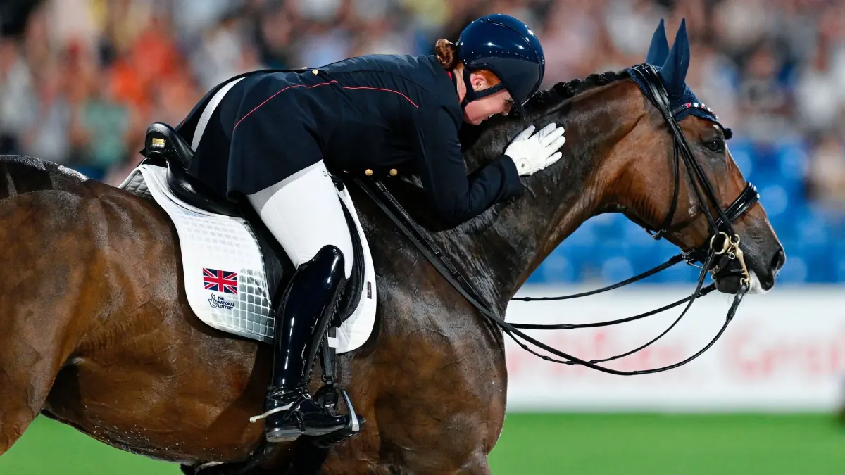 Reit-WM Aachen: 15.08.2026, Nordrhein-Westfalen, Aachen: Pferdesport: Weltmeisterschaft, Dressur, Grand Prix Kür. Die britische Dressurreiterin Becky Moody jubelt auf dem Pferd Jagerbomb. Foto: Uwe Anspach/dpa +++ dpa-Bildfunk +++