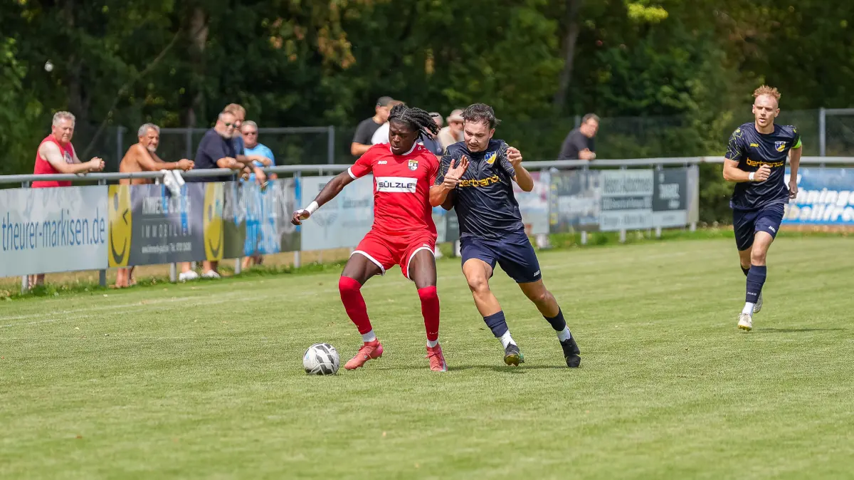 TSV Ehningen vs. TSG Balingen Fußball II, Fussball, Verbandsliga, 1.Spieltag, 2026/2027, 15.08.2026: Egemen Sarikaya (TSV Ehningen,#10) im Duell mit Jaden Quartey (TSG Balingen Fußball II,#07) ,
TSV Ehningen vs. TSG Balingen Fußball II, Fussball, Verbandsliga, 1.Spieltag, 2026/2027, 15.08.2026,
Foto: Eibner-Pressefoto/Daniele La Rocca