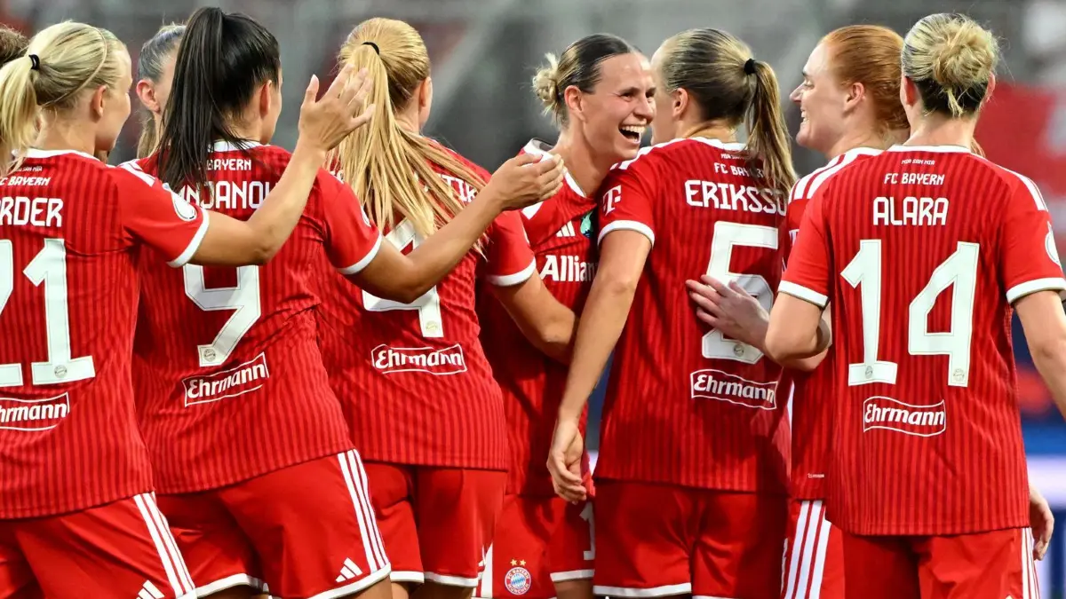 DFB-Supercup - Bayern München - VfL Wolfsburg: 15.08.2026, Bayern, Ingolstadt: Fußball, Frauen: DFB-Supercup, Bayern München - VfL Wolfsburg, Audi Sportpark. Die Mannschaft vom FC Bayern München jubelt nach dem 2:0 gegen VfL Wolfsburg. Foto: Peter Kneffel/dpa - WICHTIGER HINWEIS: Gemäß den Vorgaben der Bundesliga bzw. des DFB Deutscher Fußball-Bund ist es untersagt, in dem Stadion und/oder vom Spiel angefertigte Fotoaufnahmen in Form von Sequenzbildern und/oder videoähnlichen Fotostrecken zu verwerten bzw. verwerten zu lassen. +++ dpa-Bildfunk +++