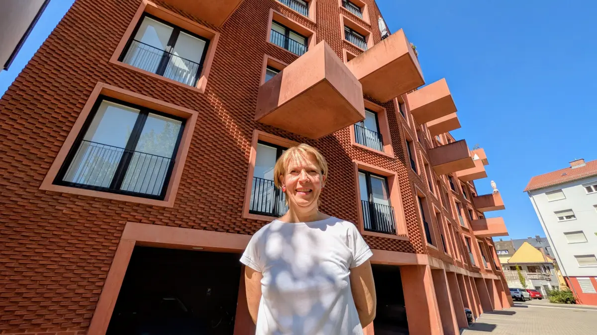Esther Hagenmaier vor der Rückseite des Nuwog-Gebäudes an der Neu-Ulmer Schützenstraße.
