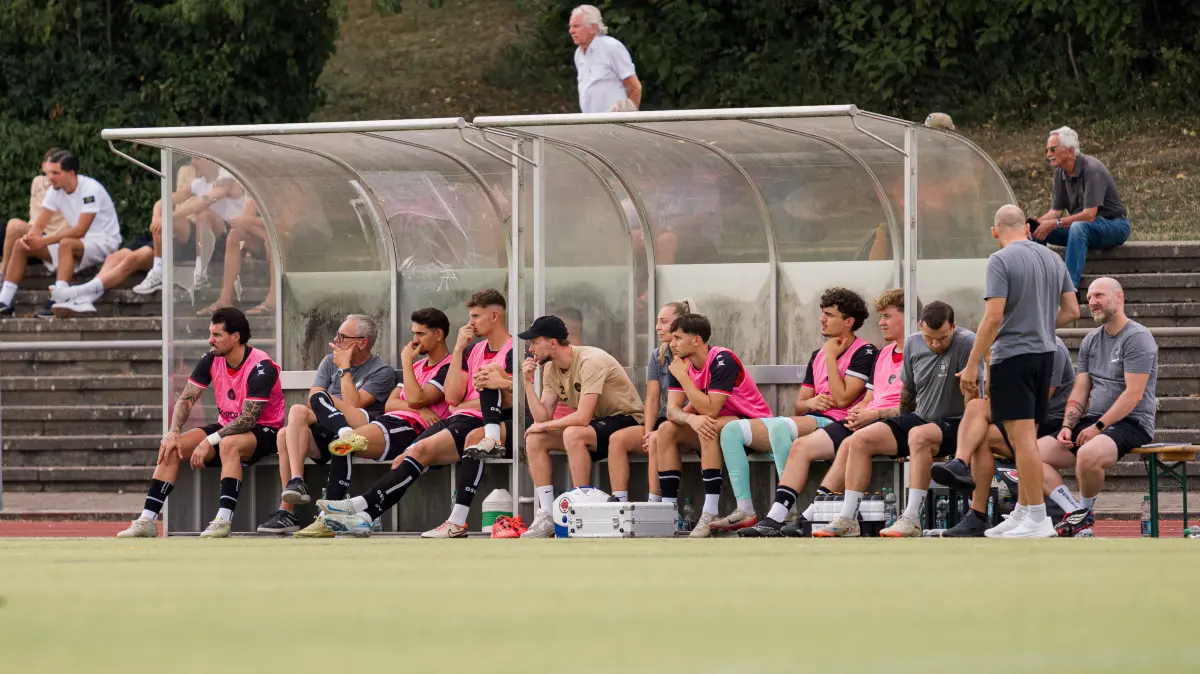 GER, Fussball, SKV Rutesheim vs. 1. Goeppinger SV, Verbandsliga, 1. Spieltag, Saison 2026/2027, 15.08.2026: Bank des 1. Goeppinger SV
GER, Fussball, SKV Rutesheim vs. 1. Goeppinger SV, Verbandsliga, 1. Spieltag, Saison 2026/2027, 15.08.2026
Foto: Eibner/Carsten Schwering