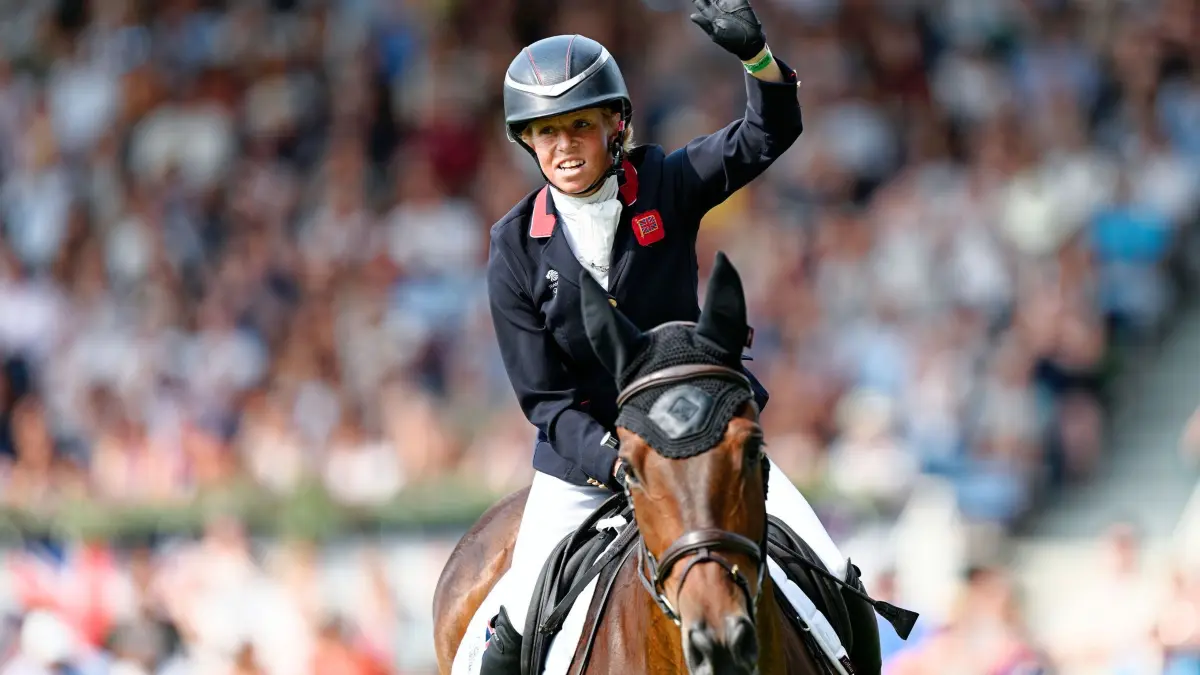 Reit-WM Aachen: 16.08.2026, Nordrhein-Westfalen, Aachen: Pferdesport: Weltmeisterschaft, Vielseitigkeit, Springen, Team- und Einzelwertung. Die britische Vielseitigkeitsreiterin Rosalind Canter reagiert auf dem Pferd Graffalo. Foto: Uwe Anspach/dpa +++ dpa-Bildfunk +++