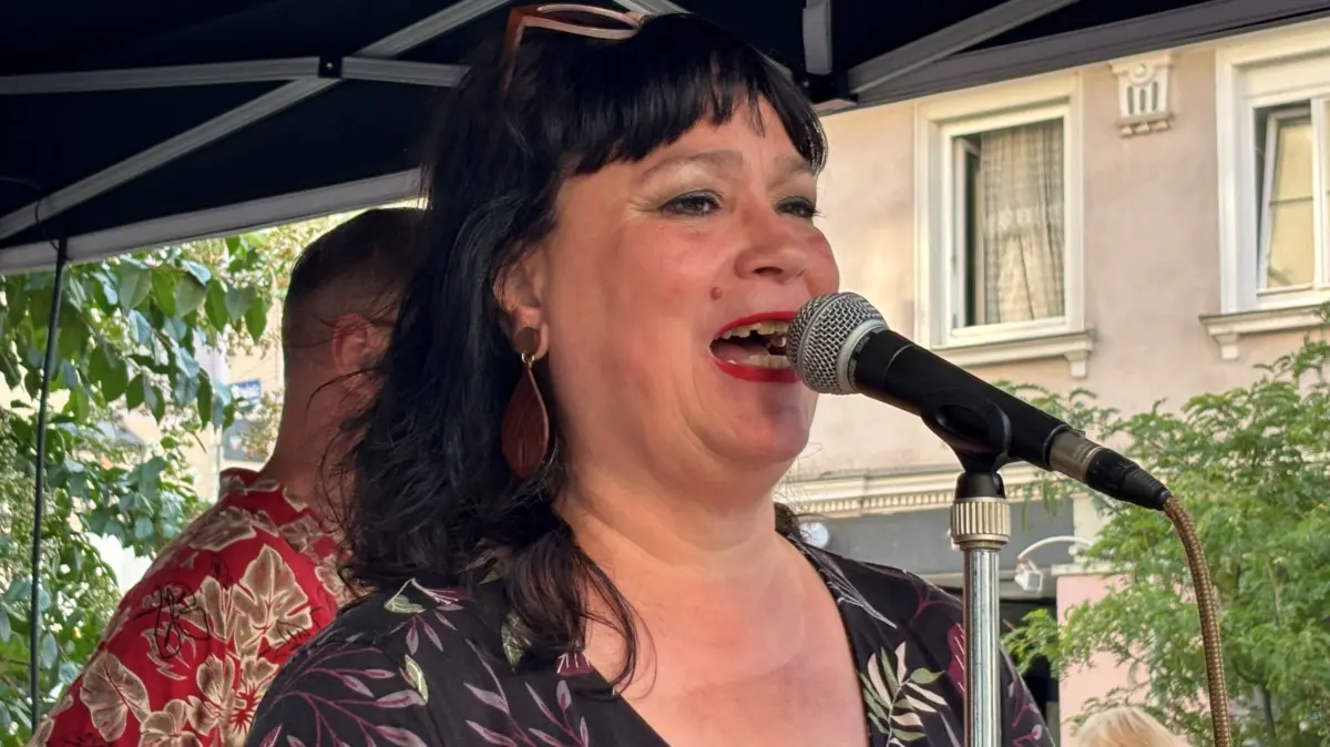 Eine Stimmwucht ist die Leadsängerin der "Booze Bombs", die unter dem herrlichen Namen Annie Leopardo auftritt.