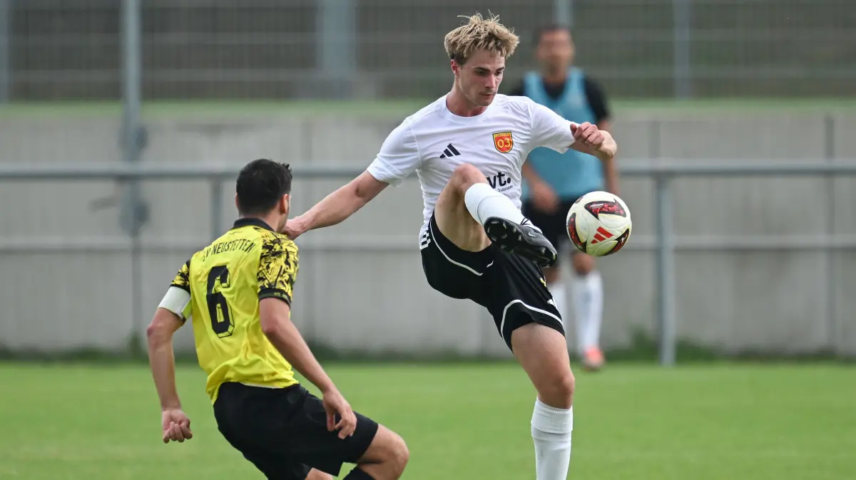 Bezirksliga Alb, 2. Spieltag, SV Neustetten - SV 03 Tübingen: Bezirksliga Alb, 2. Spieltag, SV Neustetten - SV 03 Tübingen, 16.08.2026 - links Marc Zeitter (Neustetten) - rechts Luis Neumann (SV 03 Tübingen)
Foto: Axel Grundler