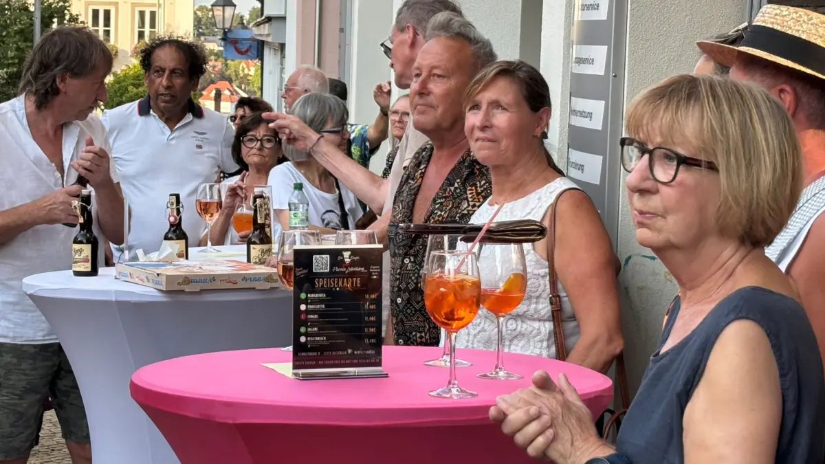 Gut essen und trinken in schöner Umgebung und die passende Livemusik auf die Ohren. Das war der Hechinger Marktplatz am Samstagabend.