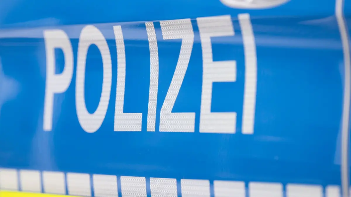 Symbolbild Polizei: ARCHIV - 25.08.2023, Hessen, Offenbach/M.: Der Schriftzug «Polizei» ist auf einem Streifenwagen zu lesen. (zu dpa: «Zwei Menschen bei Unfall schwer verletzt – Fahrer flüchtet») Foto: Boris Roessler/dpa +++ dpa-Bildfunk +++