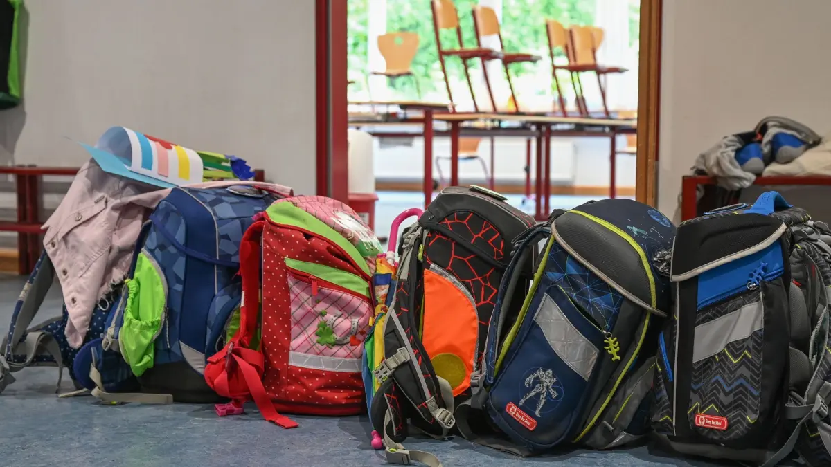 Schulklingeln im Norden rufen zum neuen Unterrichtsjahr: ARCHIV - 15.07.2021, Hessen, Wiesbaden: Schulranzen stehen vor einem Klassenzimmer. An den öffentlichen allgemeinbildenden Schulen in Schleswig-Holstein werden in diesem Schuljahr laut Prognose rund 297.800 Kinder und Jugendliche unterrichtet. Das sind etwa 6.800 mehr als im vorigen Schuljahr. (zu dpa: «Schulklingeln im Norden rufen zum neuen Unterrichtsjahr») Foto: Arne Dedert/dpa +++ dpa-Bildfunk +++