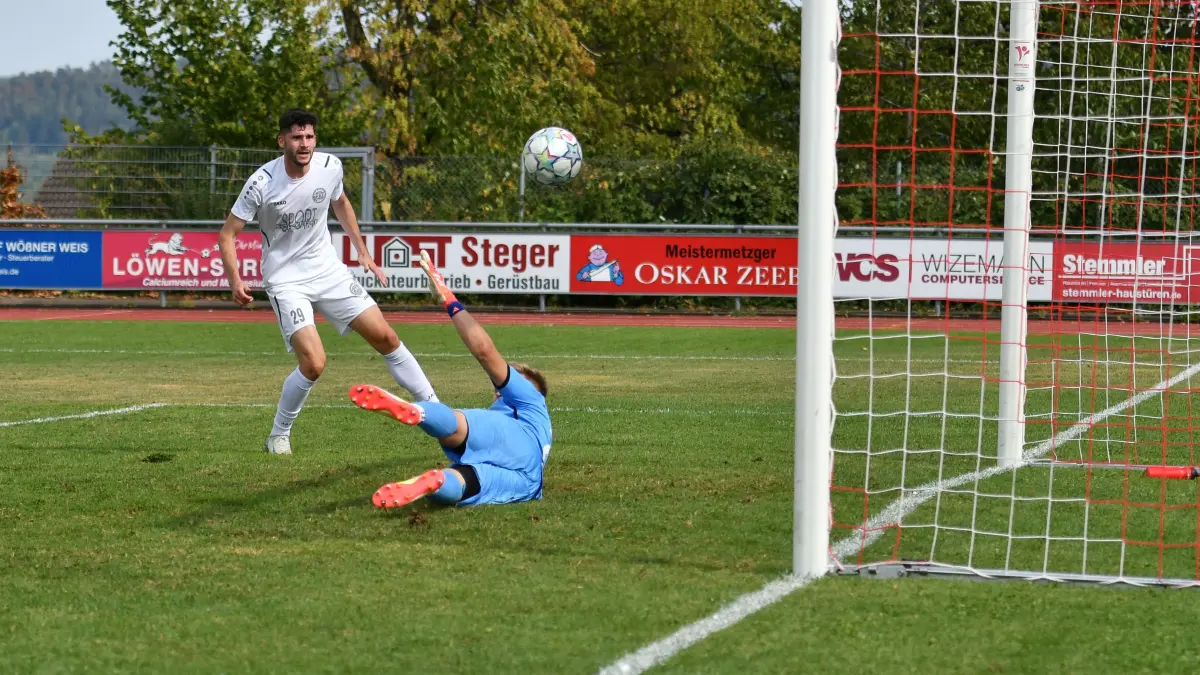 FC Rottenburg vs. TSV Oberensingen, Fussball, Verbandsliga Wuerttemberg, 1. Spieltag, Saison 2026/2027, 15.08.2026: Julian Haefner (FC Rottenburg, #26) wird vom eigenen Mitspieler Manuel Weber (FC Rottenburg, #19) ueberwunden, im Hintergrund Patrick Werner (TSV Oberensingen, #29) muss nur zuschauen
FC Rottenburg vs. TSV Oberensingen, Fussball, Verbandsliga Wuerttemberg, 1. Spieltag, Saison 2026/2027, 15.08.2026,
Foto: Eibner-Pressefoto/Ralph Kunze