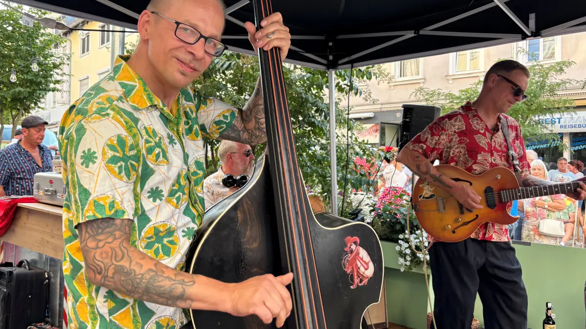 Es muss unbedingt ein akustischer Bass sein, erst dann ist Rockabilly wirklich original. Die "Booze Bombs" haben es am Samstagabend auf dem Hechinger Marktplatz vorgemacht und zusammen mit der passenden Bewirtung durch Feinkost Hentsch und die "Zollernstuben" für ganz viel Leben in der Altstadt gesorgt.