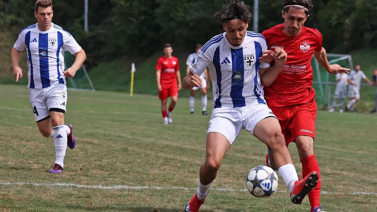 Fußball, Bezirksliga Donau/Iller, FV Weißenhorn gegen SV Eggingen, Joel Schmitt (links) gegen Daniel Eckert