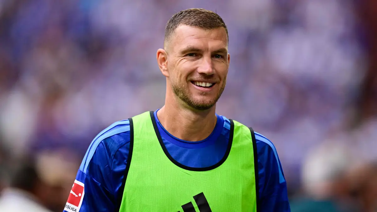 FBL-FRIENDLY-SCHALKE-REAL MADRID: Schalke's Bosnian forward #10 Edin Dzeko looks on ahead the pre-season friendly football match between FC Schalke 04 and Real Madrid in Gelsenkirchen, western Germany, on August 16, 2026. (Photo by INA FASSBENDER / AFP)
