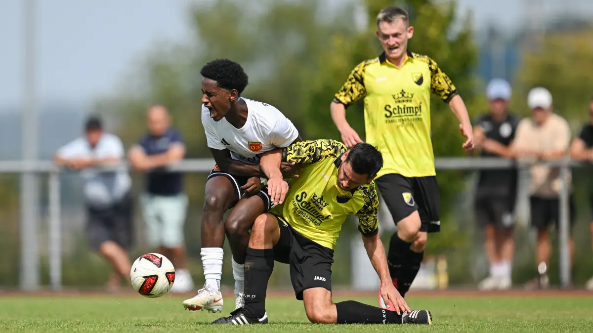 Bezirksliga Alb, 2. Spieltag, SV Neustetten - SV 03 Tübingen: Bezirksliga Alb, 2. Spieltag, SV Neustetten - SV 03 Tübingen, 16.08.2026 - links Nathan Cuflom (SV 03 Tübingen) - rechts Marc Zeitter (Neustetten) - hinten rechts Leon Stumpf (Neustetten)
Foto: Axel Grundler