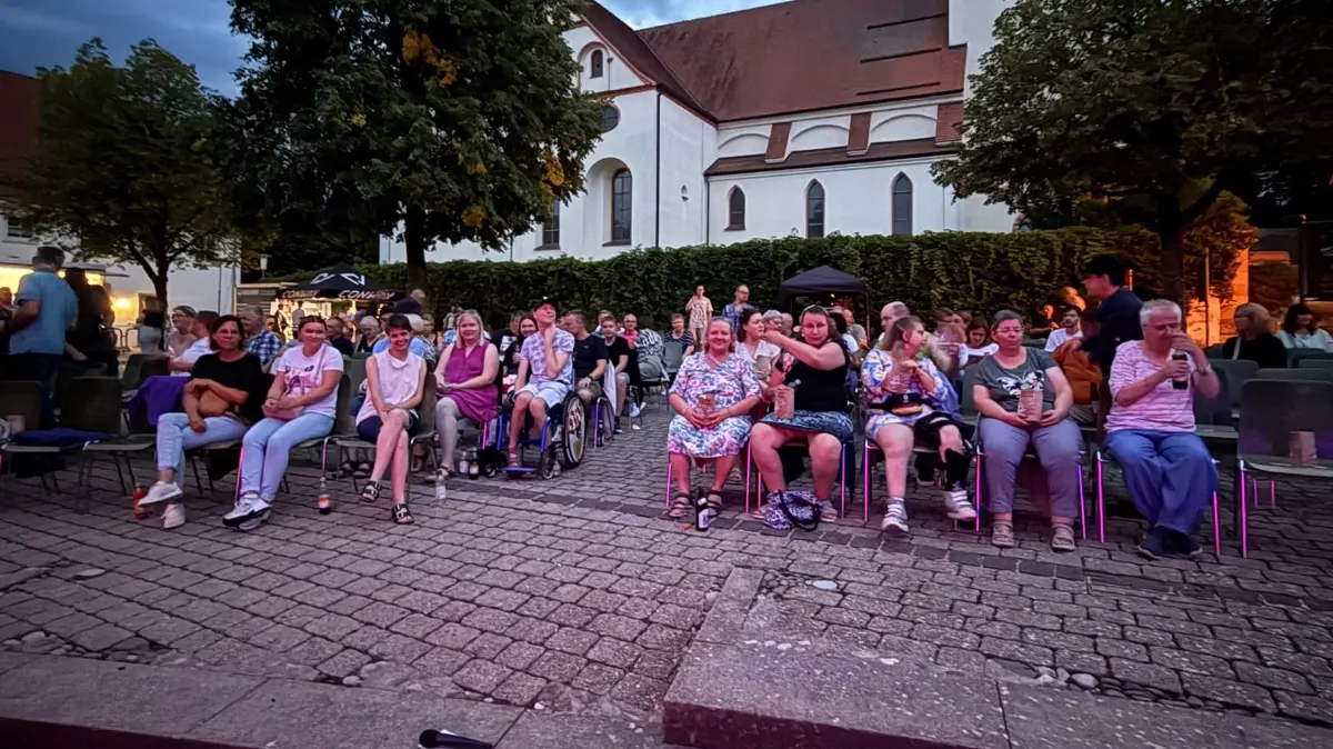 Menschen mit und ohne Behinderungen genossen am Samstagabend den Film unter freiem Himmel.