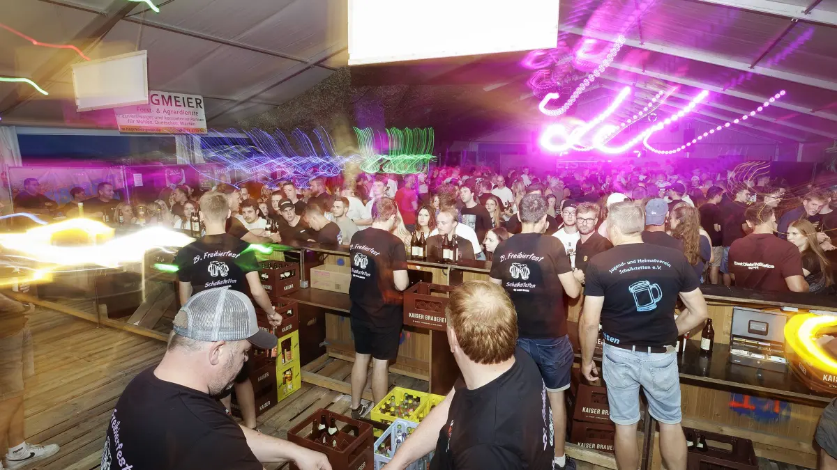29. Freibierfest in Schalkstetten. Der Jugend- und Heimatverein Schalkstetten e.V. veranstaltete sein 29. Freibierfest in einem großen Festzelt auf einem Acker zwischen Schaljstetten und Waldhausen. Am 21:00 Uhr nach dem Schalkstetter Lied gingen die insgesamt 500 Liter Freibier in Form von Flaschen aus 50 Kisten Bier über die Theke. Bis um 21:28 Uhr waren bereits 360 Liter ausgegeben und der digitale Zähler über der Bar zeigte einen Restbestand von momentan 140 Liter Bier an. Zur Zeit der Aufnahme war das Festzelt mit 750 Gästen bereits gut besucht. Erwartet wurden wie am Vortag ca. 1.500 Gäste. Der DJ Amaro sorte für die passende Partymusik bis in die frühen Morgenstunden.
