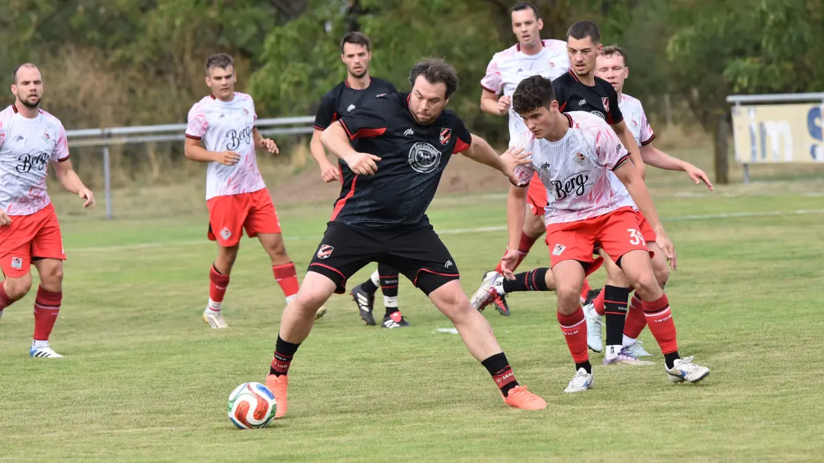 Schelklingen-Hausen (schwarz) setzte sich zum Saisonauftakt mit 2:1 gegen Aufsteiger Dettingen durch.