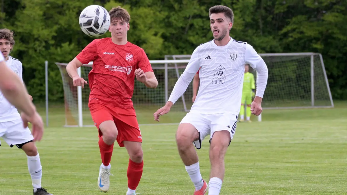 SGE-Spiler Noah Scheurenbrand (links) – hier gegen Bösingen – jubelte und musste dann mit Gelb-Rot vom Platz.