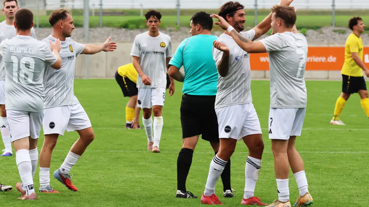 Torjäger jubeln: Daniele Hüttl (links) und Louis Hermann erzielten die fünf Tore des TSV Crailsheim, Hüttl traf zweimal, Hermann sogar dreimal.