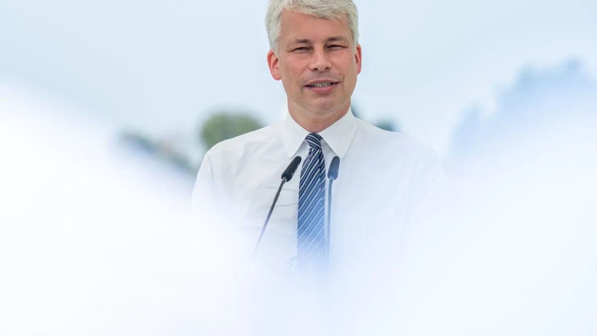 Steffen Bilger: ARCHIV - 03.08.2026, Bayern, Osterhofen: Steffen Bilger (CDU), Bundesminister für Verkehr, informiert sich über das weitere Vorgehen beim Donauausbau zwischen Straubing und Vilshofen. (zu dpa: «Bilger und BASF-Chef Kamieth bei Ausbau von Verkehrsterminal») Foto: Armin Weigel/dpa +++ dpa-Bildfunk +++