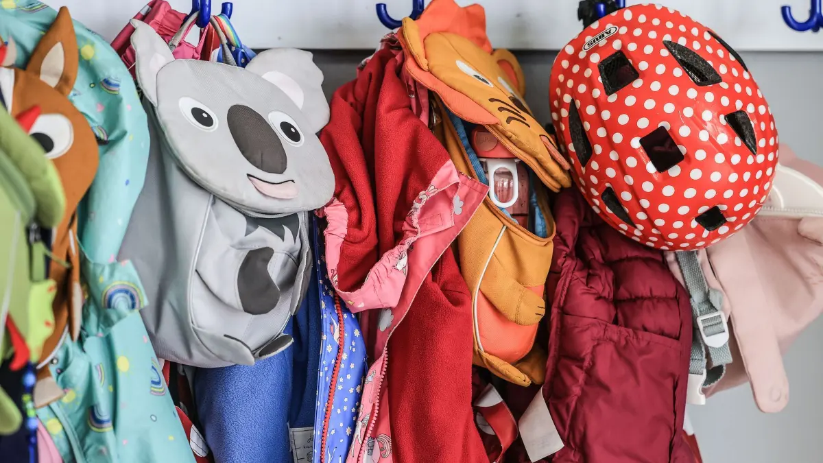Alltag in Kitas: ARCHIV - 03.08.2023, Nordrhein-Westfalen, Düsseldorf: Garderobe und Taschen von Kindern hängen im Flur einer Kindertagesstätte. (zu dpa: «Personalnot und Geldsorgen: NRW-Kitas weiter unter Druck») Foto: Oliver Berg/dpa +++ dpa-Bildfunk +++
