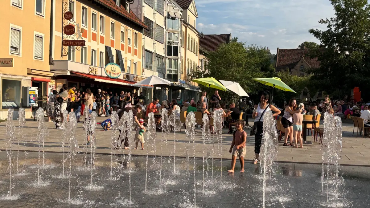 Wem Hitze nichts ausmacht, wegen der lieben Kleinen die Spielgeräte und die Wasserfontänen bucht und auf eher ungewohnte Klänge steht, für den war am Samstagabend das "Refugio"-Konzertfest die erste Wahl.